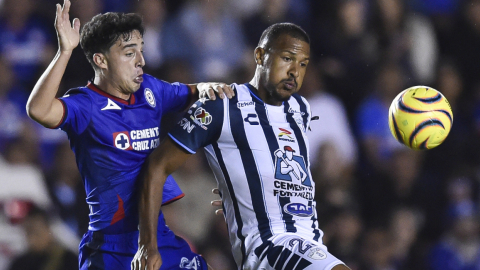 Lorenzo Faravelli de Cruz Azul pelea una pelota con Salomón Rondón del Pachuca, el 13 de enero de 2024. 