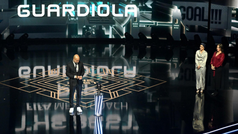 Pep Guardiola habla tras granar el premio The Best. La exfutbolista francesa Jessica Houara y la ecuatoriana María Sol Muñoz (derecha) entregaron el galardón, el 15 de enero de 2024.