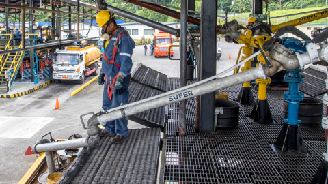 Despacho de combustibles desde la Terminal Santo Domingo, de Petroecuador, el 9 de enero de 2021.