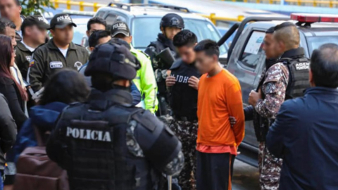 Jhonny C., el femicida de la enfermera Letty Cando, cuando fue detenido y era llevado a la Fiscalía en Quito, el 21 de diciembre de 2023. 