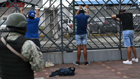 Detenidos en el Aeropuerto Internacional José Joaquín de Olmedo, en Guayaquil, el 15 de enero de 2024.