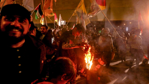 Simpatizantes del grupo rebelde hutíes de Yemen y proIrán festejan los ataques en el mar Rojo, en una plaza de Bagdad, el 13 de enero de 2024.