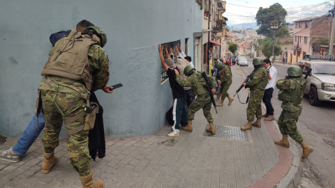 Un equipo militar recorrió los barrios del Sur y el Centro de Quito, la tarde del 15 de enero de 2024.