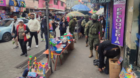 Un equipo militar recorrió los barrios del Sur y el Centro de Quito, la tarde del 15 de enero de 2024.