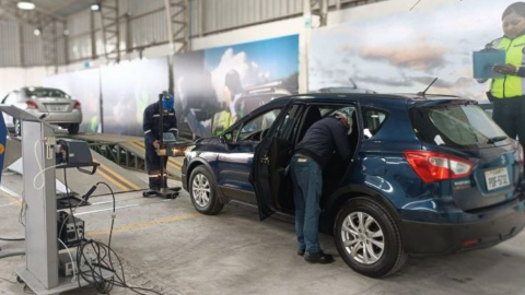 Un vehículo en un centro de revisión técnica vehicular de Quito.