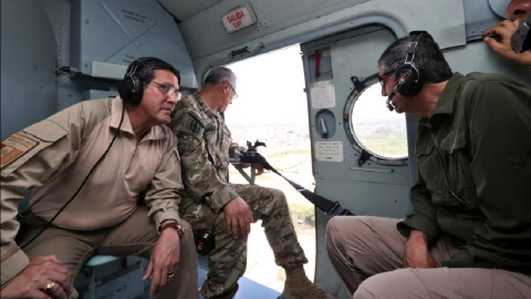 El ministro de Defensa de Perú, Jorge Chávez, durante un sobrevuelo en frontera con Ecuador el 10 de enero del 2024.