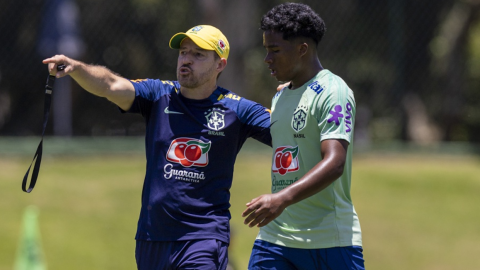 El entrenador de Brasil, Ramon Menezes, da indicaciones en un entrenamiento.