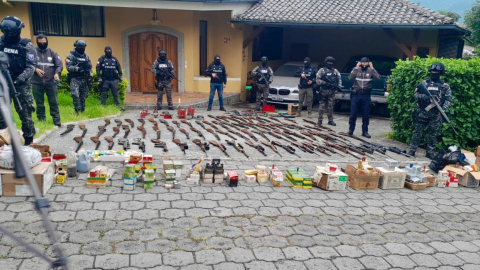 Decenas de armas fueron encontradas en una vivienda de Cumbayá, en Quito, el 17 de enero de 2024.