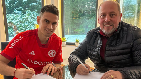 Rafael Santos Borré firma su contrato con el Inter de Porto Alegre, el 17 de enero de 2024.