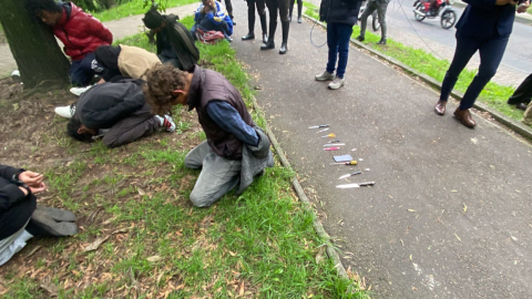 Delincuentes detenidos por clavar varillas metálicas en el pavimento para asaltar a ocupantes de vehículos en Quito, en enero de 2024.