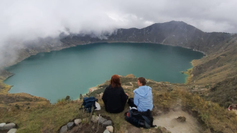 Dos turistas extranjeros frente a la Laguna del Quilotoa, provincia de Cotopaxi. Foto de 2023. 