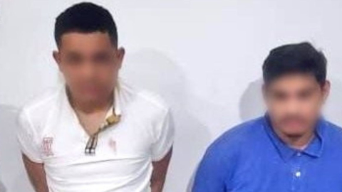 Miembros de la Policía Nacional hacen guardia en el lugar donde el fiscal César Suárez fue asesinado a tiros en Guayaquil, Ecuador, el 17 de enero de 2024.