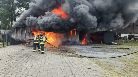 Incendio en el puente 6 de la autopista General Rumiñahui.