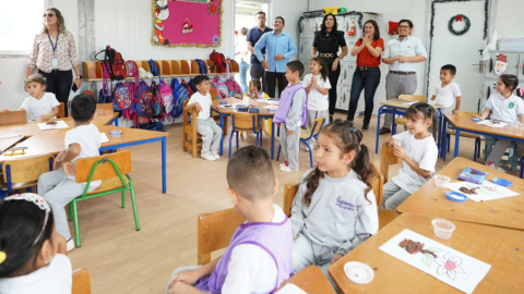 El ministro de Educación, Daniel Calderón, en una visita a una escuela el 4 de enero del 2024.