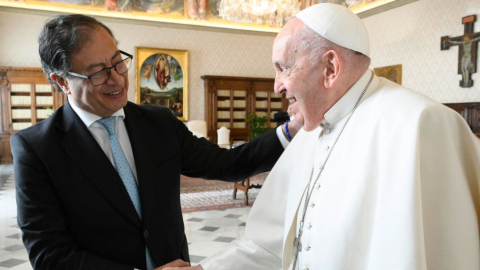 El papa Francisco estrecha la mano al presidente colombiano, Gustavo Petro, durante el encuentro mantenido este viernes 19 de enero de 2024 en el Vaticano. 