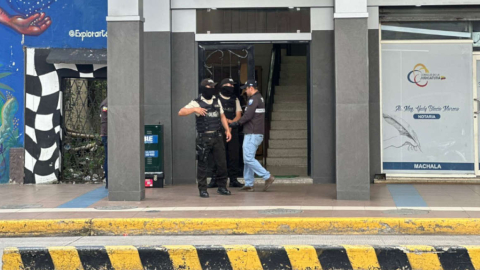 Policías en el lugar del atentado al abogado de Daniel Salcedo, el 19 de enero de 2024.