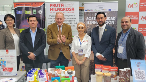 Integrantes del clúster Superfoods, junto al exministro de Producción Daniel Legarda, en un evento en 2023. 