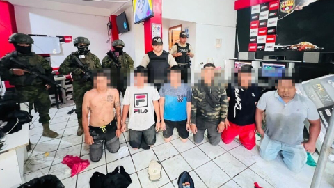 Foto referencial de un grupo de detenidos por la Policía Nacional y Fuerzas Armadas, en Tosagua, el 19 de enero de 2024.