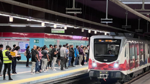 Usuarios esperando en una estación del Metro de Quito. 