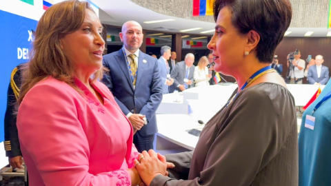 La presidenta de Perú, Dina Boluarte saluda con la canciller de Ecuador, Gabriela Sommerfeld.