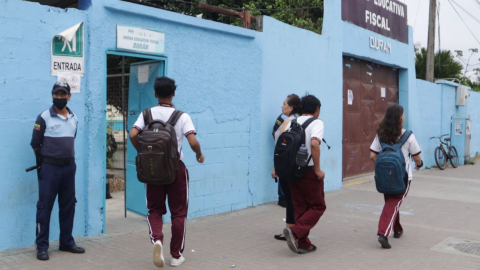 Estudiantes en los exteriores de un colegio de Durán, en Guayas, en septiembre de 2023.