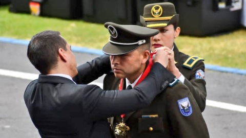 El presidente Daniel Noboa condecora al policía Santiago Olmedo el 22 de enero de 2024.