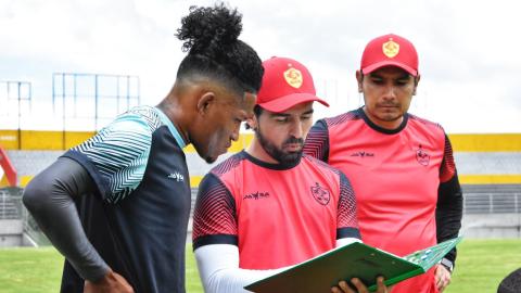 Gerardo Espinoza, DT de Aucas (centro), da indicaciones en el partido amistoso ante Técnico Universitario, del 20 de enero de 2024.