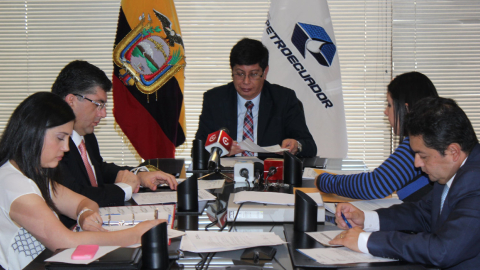 Nilsen Arias (izquierda), entonces gerente de Comercio Internacional de Petroecuador, durante una apertura de ofertas en 2013, junto al entonces gerente Marco Calvopiña (centro).