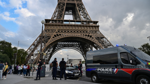 Policía francesa custodia los alrededores de la Torre Eiffel.