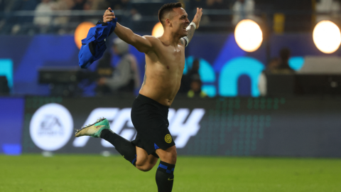 Lautaro Martínez festeja un gol con el Inter en la final de la Supercopa de Italia, el 22 de enero de 2024.