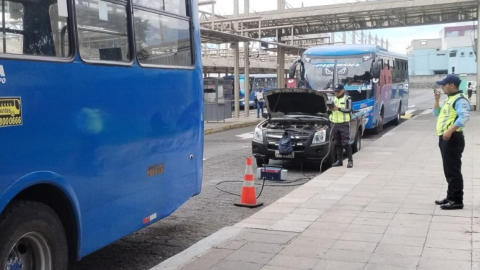 Agentes de tránsito de Quito, durante un operativo de control de gases contaminantes, el 21 de enero de 2024.