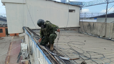 Momentos en que un militar corta el cable de internet en la cárcel de Machala, El Oro, el 22 de enero de 2024.