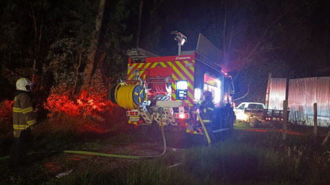 Personal del Cuerpo de Bomberos de Cuenca combate un incendio junto al río Tomebamba, el 22 de enero de 2024.