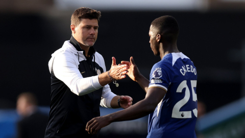 El técnico del Chelsea, Mauricio Pochettino, saluda a Moisés Caicedo durante un partido de Premier League,