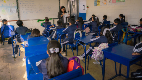 Estudiantes de la Unidad Educativa Juan de Salinas reciben clases presenciales, el 22 de enero de 2024.