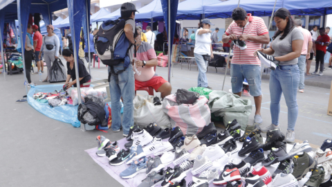 Comerciantes informales en el sector de la Bahía, en el centro de Guayaquil, 1 de diciembre de 2023. 