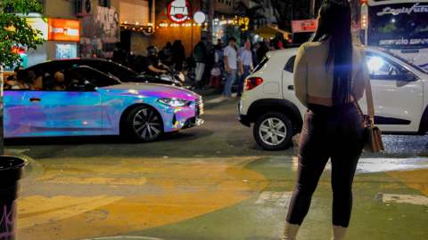 Una joven en una calle de Medellín, Colombia, enero de 2024.