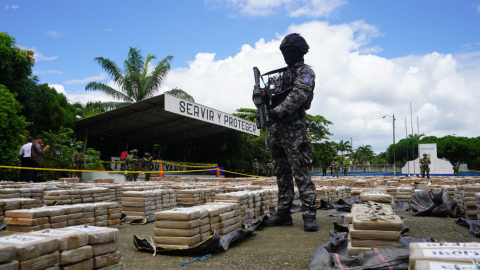 Policía y militares exhiben la droga decomisada en Vinces en el destacamento policial de Quevedo, en la provincia de Los Ríos. 