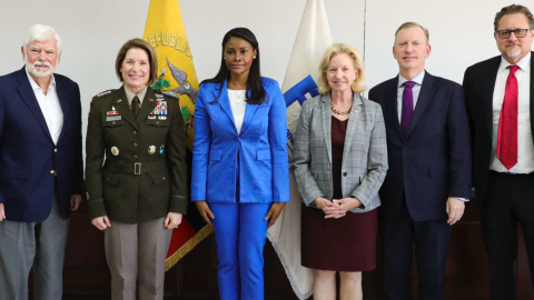 La fiscal Diana Salazar y delegados de Estados Unidos, tras reunión en Quito el 23 de enero del 2024.