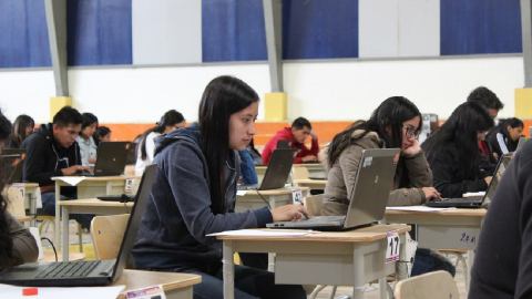 Estudiantes en un examen de admisión.