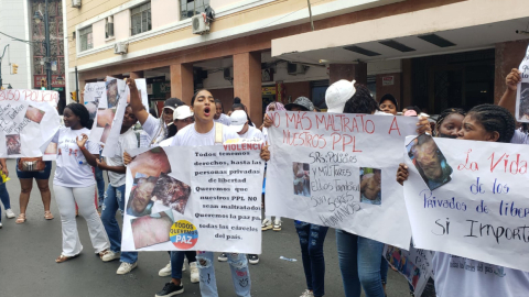 Plantón de familiares de prisioneros, realizado afuera de la Gobernación del Guayas, centro de Guayaquil, el 24 de enero de 2024.