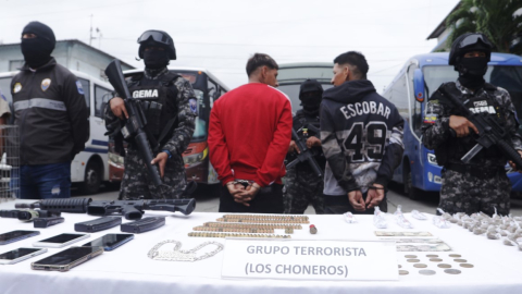 Dos cabecillas de Los Fatales (parte de Los Choneros) fueron detenidos durante allanamientos a 32 inmuebles de Nueva Prosperina, en el noroeste de Guayaquil. 