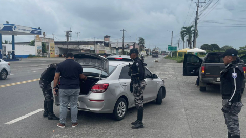 Policías durante un operativo de control a vehículos en Guayas el 24 de enero del 2024.