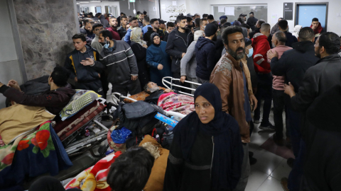 Heridos por los bombardeos de Israel aguardan atención en el hospital Al-Shifa de Gaza, el 25 de enero de 2024.