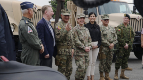 El embajador de Estados Unidos en Ecuador, Michael Fitzpatrick; y la jefa del Comando Sur Laura Richardson, junto al jefe del Comando Conjunto, Jaime Vela Erazo; y la subsecretaria de Gestión de Riesgos, Diana Salazar, en la ceremonia de entrega de equipos de seguridad en Guayaquil, el 25 de enero de 2024. 