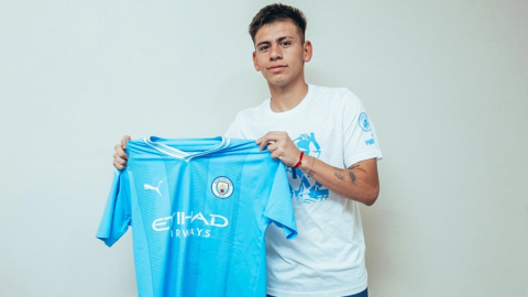 El argentino Claudio Echeverri sostiene la camiseta del Manchester City. 