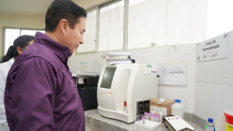 El ministro de Salud, Franklin Encalada, en un recorrido por un hospital el 18 de enero del 2024.