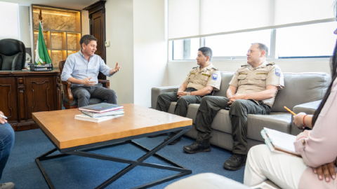 El prefecto Johnny Terán Salcedo, en reunión con policías el 25 de enero del 2024.