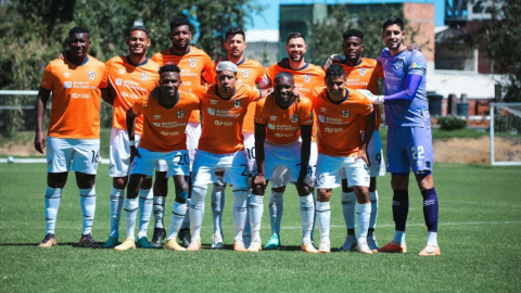 Los jugadores de Universidad Católica, previo a un partido amistoso en Bogotá, el 23 de enero de 2024.