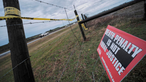 Exteriores de la cárcel en Alabama, donde activistas protestaron en contra de la pena de muerte, tras la ejecución de un prisionero con gas nitrógeno, el 25 de enero de 2025.